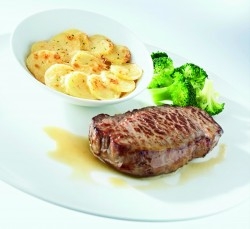 Entrecôte mit Kartoffelgratin und Broccoli von Debic