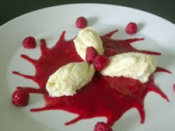 Topfennockerl auf Himbeerspiegel