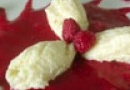 Topfennockerl auf Himbeerspiegel