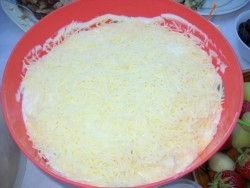 Schichtsalat mit geriebenem Käse