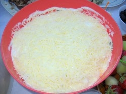 Schichtsalat mit geriebenem Käse