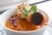 Karottensuppe mit Jakobsmuschel angerichtet