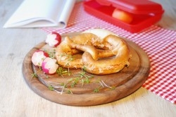 Frische Vollkorn-Butterbrezel mit Leberwurst und Softaprikosen by Christian Henze