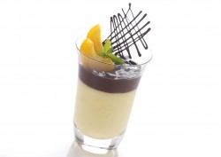 Crème Brûlée mit Cognac, Zartbitterganache mit gerösteten Kaffebohnen und Aprikosen by Debic