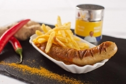 Edel-Currywurst von Alfons Schuhbeck: Compass Group stellt zweite Version vor