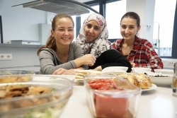 Heimat & Kochen: Studentinnen sammeln Rezepte für Flüchtlinge