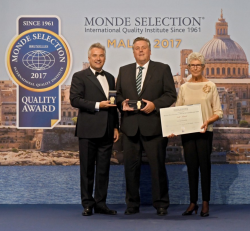 Goldmedaille: Oettinger Brauerei erneut bei der „Monde Selection“ ausgezeichnet