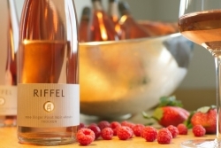 Alkoholfrei und Rosé: Weingut Riffel geht mit zwei Neuheiten an den Start