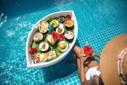 Malediven: Lifestyle Resort Kandima serviert Floating Lunch mit lokalen Spezialitäten